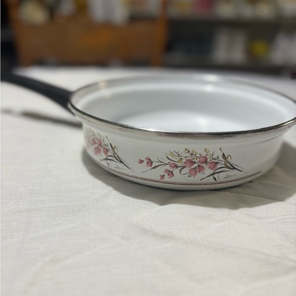 Vintage set of 4 White Floral Saucepans, Pans and Pots with Brown Handle - Picture 13 of 16